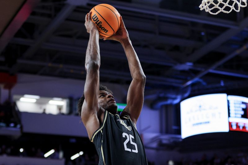 Feb 4, 2023; Cincinnati, Ohio, USA;  UCF Knights forward Taylor Hendricks (25) drives to the basket and dunks in the game against the Cincinnati Bearcats in the second half at Fifth Third Arena. Mandatory Credit: Aaron Doster-USA TODAY Sports