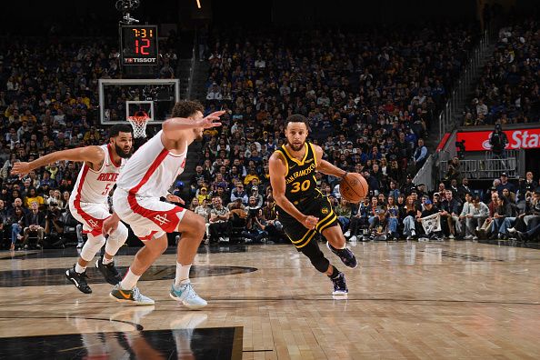 SAN FRANCISCO, CA - NOVEMBER 20: Stephen Curry #30 of the Golden State Warriors drives to the basket during the game against the Houston Rockets on November 20, 2023 at Chase Center in San Francisco, California. NOTE TO USER: User expressly acknowledges and agrees that, by downloading and or using this photograph, user is consenting to the terms and conditions of Getty Images License Agreement. Mandatory Copyright Notice: Copyright 2023 NBAE (Photo by Noah Graham/NBAE via Getty Images)