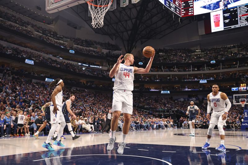 DALLAS, TX - APRIL 28: Mason Plumlee #44 of the LA Clippers grabs a rebound during the game against the Dallas Mavericks during Round 1 Game 4 of the 2024 NBA Playoffs on April 28, 2024 at the American Airlines Center in Dallas, Texas. NOTE TO USER: User expressly acknowledges and agrees that, by downloading and or using this photograph, User is consenting to the terms and conditions of the Getty Images License Agreement. Mandatory Copyright Notice: Copyright 2024 NBAE (Photo by Tim Heitman/NBAE via Getty Images)