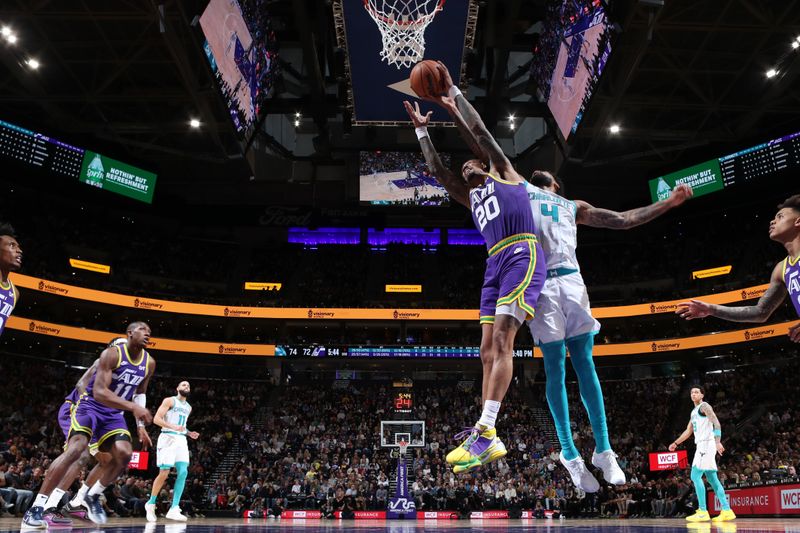 SALT LAKE CITY, UT - FEBRUARY 22: John Collins #20 of the Utah Jazz and Nick Richards #4 of the Charlotte Hornets rebound the ball during the game on February 22, 2024 at Delta Center in Salt Lake City, Utah. NOTE TO USER: User expressly acknowledges and agrees that, by downloading and or using this Photograph, User is consenting to the terms and conditions of the Getty Images License Agreement. Mandatory Copyright Notice: Copyright 2024 NBAE (Photo by Melissa Majchrzak/NBAE via Getty Images)