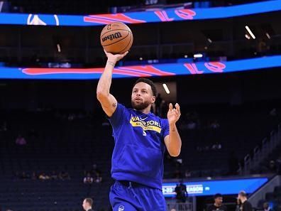 SAN FRANCISCO, CA - OCTOBER 23: Stephen Curry #30 of the Golden State Warriors warms up before the game against the Sacramento Kings on October 23, 2022 at Chase Center in San Francisco, California. NOTE TO USER: User expressly acknowledges and agrees that, by downloading and or using this photograph, user is consenting to the terms and conditions of Getty Images License Agreement. Mandatory Copyright Notice: Copyright 2022 NBAE (Photo by Noah Graham/NBAE via Getty Images)