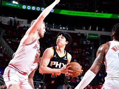 HOUSTON, TX - DECEMBER 27:   Yuta Watanabe #18 of the Phoenix Suns drives to the basket during the game against the Houston Rockets on December 27, 2023 at the Toyota Center in Houston, Texas. NOTE TO USER: User expressly acknowledges and agrees that, by downloading and or using this photograph, User is consenting to the terms and conditions of the Getty Images License Agreement. Mandatory Copyright Notice: Copyright 2023 NBAE (Photo by Logan Riely/NBAE via Getty Images)