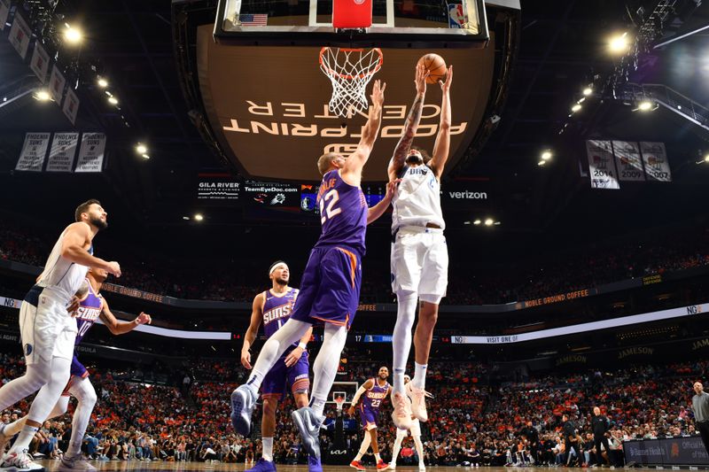 PHOENIX, AZ - OCTOBER 26: Dereck Lively II #2 of the Dallas Mavericks shoots the ball during the game against the Phoenix Suns on October 26, 2024 at Footprint Center in Phoenix, Arizona. NOTE TO USER: User expressly acknowledges and agrees that, by downloading and or using this photograph, user is consenting to the terms and conditions of the Getty Images License Agreement. Mandatory Copyright Notice: Copyright 2024 NBAE (Photo by Barry Gossage/NBAE via Getty Images)