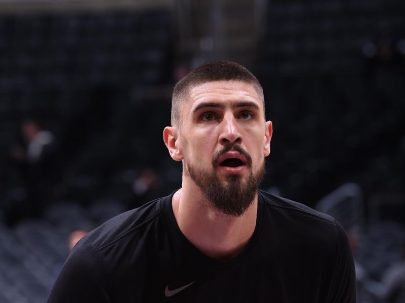 LOS ANGELES, CA - MARCH 6: Alex Len #25 of the Sacramento Kings warms up before the game against the Los Angeles Lakers on March 6, 2024 NBAE at Crypto.Com Arena in Los Angeles, California. NOTE TO USER: User expressly acknowledges and agrees that, by downloading and/or using this Photograph, user is consenting to the terms and conditions of the Getty Images License Agreement. Mandatory Copyright Notice: Copyright 2024 NBAE (Photo by Juan Ocampo/NBAE via Getty Images)