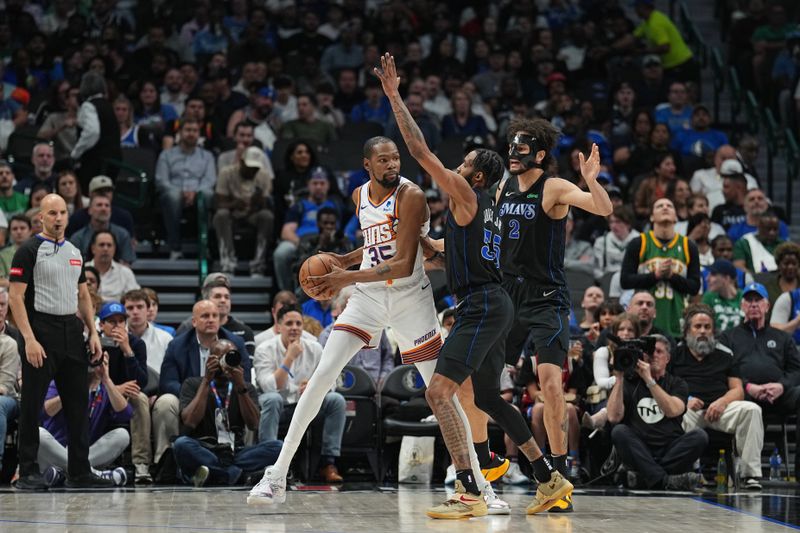 DALLAS, TX - FEBRUARY 22: Kevin Durant #35 of the Phoenix Suns looks to pass the ball during the game against the Dallas Mavericks on February 22, 2024 at the American Airlines Center in Dallas, Texas. NOTE TO USER: User expressly acknowledges and agrees that, by downloading and or using this photograph, User is consenting to the terms and conditions of the Getty Images License Agreement. Mandatory Copyright Notice: Copyright 2024 NBAE (Photo by Glenn James/NBAE via Getty Images)