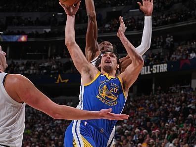 DENVER, CO - DECEMBER 25: Dario Saric #20 of the Golden State Warriors drives to the basket during the game against the Denver Nuggets on December 25, 2023 at the Ball Arena in Denver, Colorado. NOTE TO USER: User expressly acknowledges and agrees that, by downloading and/or using this Photograph, user is consenting to the terms and conditions of the Getty Images License Agreement. Mandatory Copyright Notice: Copyright 2023 NBAE (Photo by Bart Young/NBAE via Getty Images)