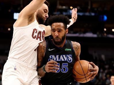 DALLAS, TEXAS - DECEMBER 27: Derrick Jones Jr. #55 of the Dallas Mavericks drives to the basket against Max Strus #1 of the Cleveland Cavaliers in the second half at American Airlines Center on December 27, 2023 in Dallas, Texas. NOTE TO USER: User expressly acknowledges and agrees that, by downloading and or using this photograph, User is consenting to the terms and conditions of the Getty Images License Agreement. (Photo by Tim Heitman/Getty Images)