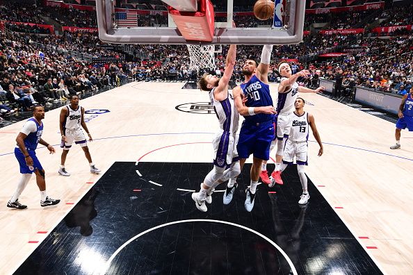 LOS ANGELES, CA - DECEMBER 12: Ivica Zubac #40 of the LA Clippers drives to the basket during the game against the Sacramento Kings on December 12, 2023 at Crypto.Com Arena in Los Angeles, California. NOTE TO USER: User expressly acknowledges and agrees that, by downloading and/or using this Photograph, user is consenting to the terms and conditions of the Getty Images License Agreement. Mandatory Copyright Notice: Copyright 2023 NBAE (Photo by Adam Pantozzi/NBAE via Getty Images)