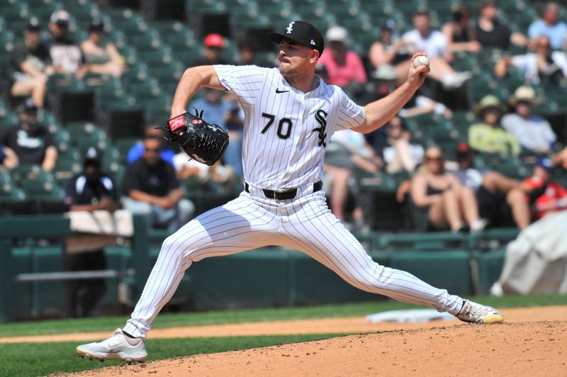 Jun 25, 2025; Chicago, Illinois, USA; Chicago White Sox pitcher Tyler Alexander (70) pitches during the sixth inning against the Arizona Diamondbacks at Rate Field. Mandatory Credit: Patrick Gorski-Imagn Images
