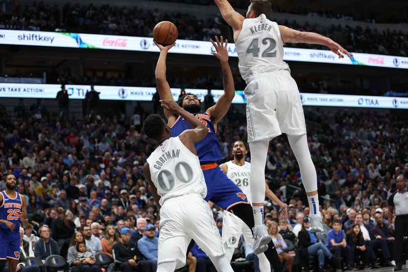 DALLAS, TX - NOVEMBER 27:  Karl-Anthony Towns #32 of the New York Knicks shoots the ball during the game against the Dallas Mavericks during a regular season game on November 27, 2024 at dalAmerican Airlines Center in Dallas, Texas. NOTE TO USER: User expressly acknowledges and agrees that, by downloading and or using this photograph, User is consenting to the terms and conditions of the Getty Images License Agreement. Mandatory Copyright Notice: Copyright 2024 NBAE (Photo by Tim Heitman/NBAE via Getty Images)