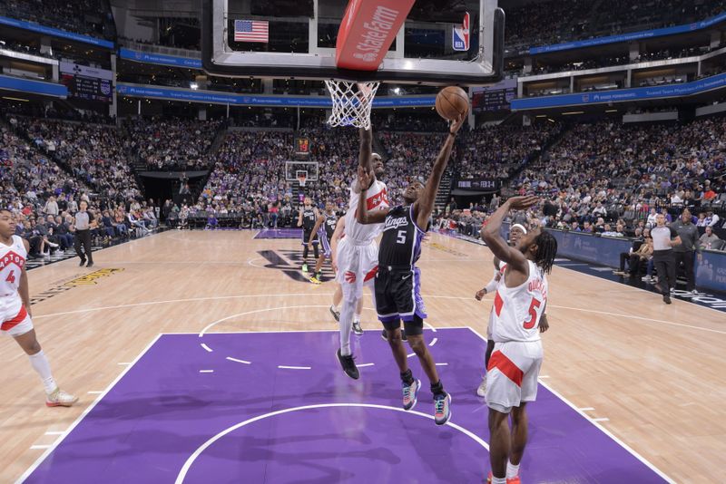 SACRAMENTO, CA - JANUARY 5: De'Aaron Fox #5 of the Sacramento Kings shoots the ball during the game against the Toronto Raptors on January 5, 2024 at Golden 1 Center in Sacramento, California. NOTE TO USER: User expressly acknowledges and agrees that, by downloading and or using this Photograph, user is consenting to the terms and conditions of the Getty Images License Agreement. Mandatory Copyright Notice: Copyright 2024 NBAE (Photo by Rocky Widner/NBAE via Getty Images)