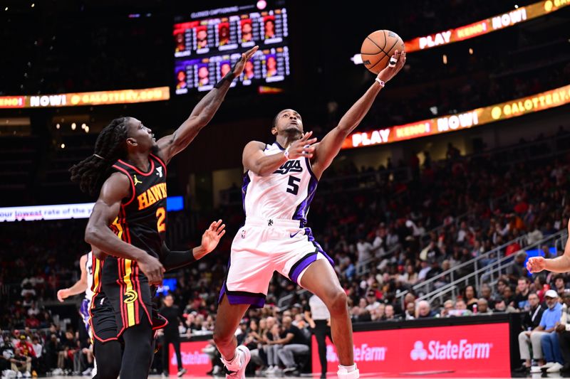 ATLANTA, GA - NOVEMBER 1: De'Aaron Fox #5 of the Sacramento Kings drives to the basket during the game against the Atlanta Hawks on November 1, 2024 at State Farm Arena in Atlanta, Georgia.  NOTE TO USER: User expressly acknowledges and agrees that, by downloading and/or using this Photograph, user is consenting to the terms and conditions of the Getty Images License Agreement. Mandatory Copyright Notice: Copyright 2024 NBAE (Photo by Adam Hagy/NBAE via Getty Images)