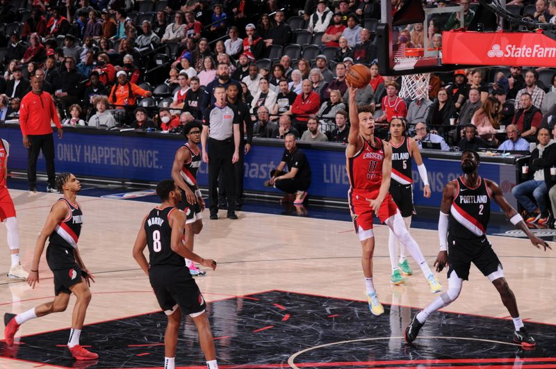 PORTLAND, OR - APRIL 9: Dyson Daniels #11 of the New Orleans Pelicans drives to the basket during the game against the Portland Trail Blazers on April 9, 2024 at the Moda Center Arena in Portland, Oregon. NOTE TO USER: User expressly acknowledges and agrees that, by downloading and or using this photograph, user is consenting to the terms and conditions of the Getty Images License Agreement. Mandatory Copyright Notice: Copyright 2024 NBAE (Photo by Cameron Browne/NBAE via Getty Images)