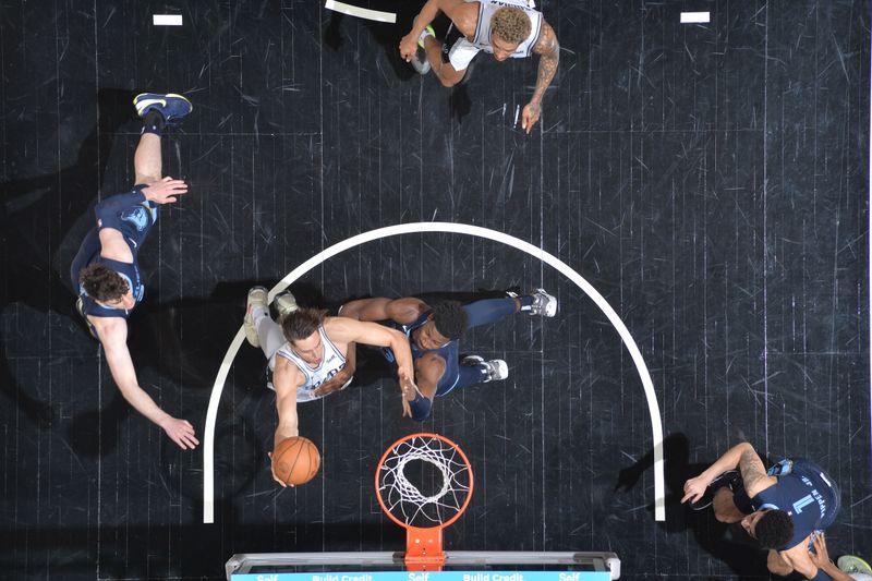 SAN ANTONIO, TX - MARCH 22  Zach Collins #23 of the San Antonio Spurs drives to the basket during the game against the Memphis Grizzlies on March 22, 2024 at the Frost Bank Center in San Antonio, Texas. NOTE TO USER: User expressly acknowledges and agrees that, by downloading and or using this photograph, user is consenting to the terms and conditions of the Getty Images License Agreement. Mandatory Copyright Notice: Copyright 2024 NBAE (Photos by Michael Gonzales/NBAE via Getty Images)