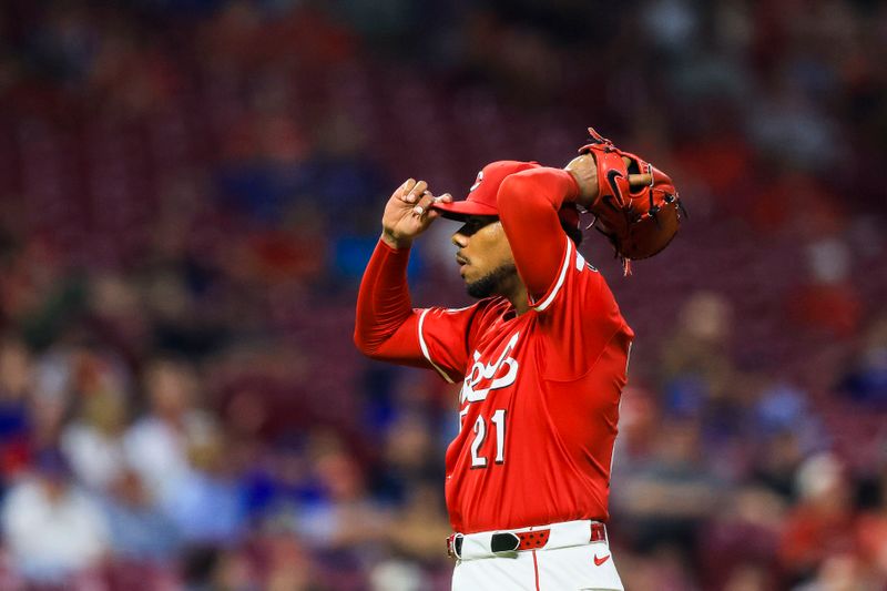 Sep 18, 2025; Cincinnati, Ohio, USA; Cincinnati Reds starting pitcher Hunter Greene (21) prepares to pitch in the sixth inning against the Chicago Cubs at Great American Ball Park. Mandatory Credit: Katie Stratman-Imagn Images