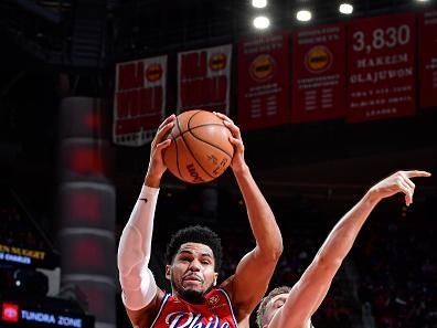 HOUSTON, TX - DECEMBER 29: Tobias Harris #12 of the Philadelphia 76ers rebounds during the game against the Houston Rockets on December 29, 2023 at the Toyota Center in Houston, Texas. NOTE TO USER: User expressly acknowledges and agrees that, by downloading and or using this photograph, User is consenting to the terms and conditions of the Getty Images License Agreement. Mandatory Copyright Notice: Copyright 2023 NBAE (Photo by Logan Riely/NBAE via Getty Images)