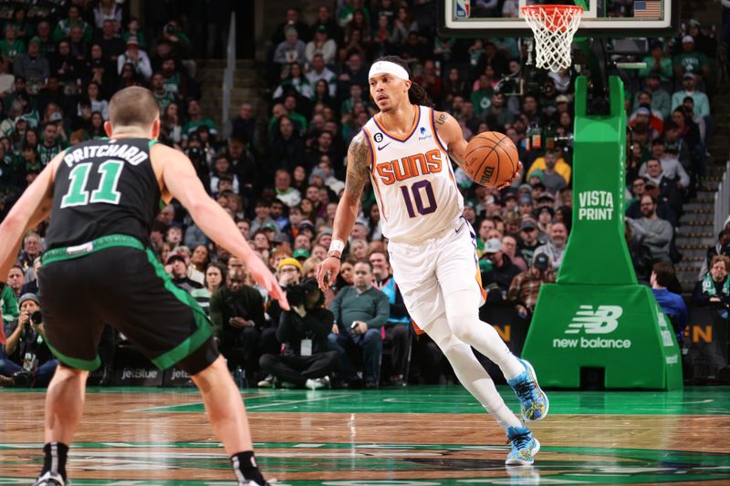 BOSTON, MA - FEBRUARY 3: Damion Lee #10 of the Phoenix Suns drives to the basket during the game against the Boston Celtics on February 3, 2023 at TD Garden in Boston, Massachusetts.  NOTE TO USER: User expressly acknowledges and agrees that, by downloading and or using this photograph, User is consenting to the terms and conditions of the Getty Images License Agreement. Mandatory Copyright Notice: Copyright 2022 NBAE  (Photo by Nathaniel S. Butler/NBAE via Getty Images)