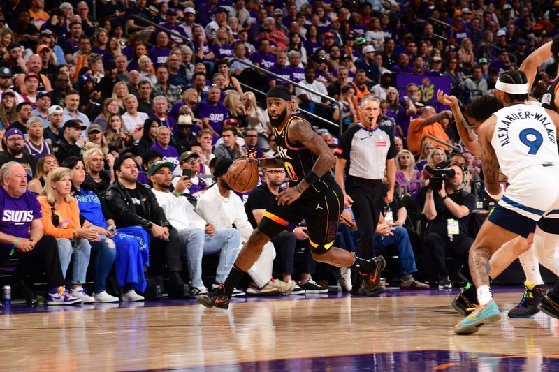 PHOENIX, AZ - APRIL  28: Royce O'Neale #00 of the Phoenix Suns drives to the basket during the game against the Minnesota Timberwolves during Round 1 Game 4 of the 2024 NBA Playoffs on April 28, 2024 at Footprint Center in Phoenix, Arizona. NOTE TO USER: User expressly acknowledges and agrees that, by downloading and or using this photograph, user is consenting to the terms and conditions of the Getty Images License Agreement. Mandatory Copyright Notice: Copyright 2024 NBAE (Photo by Kate Frese/NBAE via Getty Images)