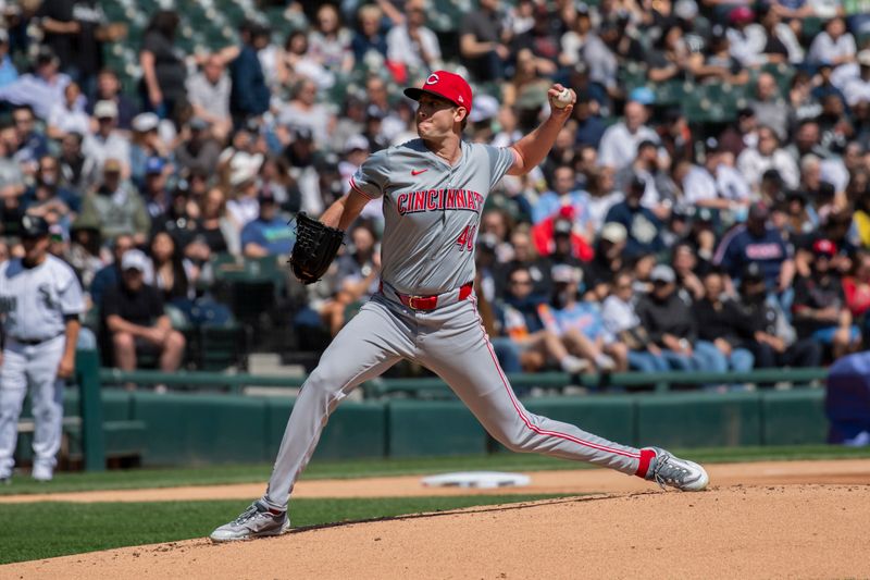 Apr 13, 2024; Chicago, Illinois, USA; Cincinnati Reds starting pitcher Nick Lodolo (40) pitches during the first inning against the Chicago White Sox at Guaranteed Rate Field. Mandatory Credit: Patrick Gorski-USA TODAY Sports