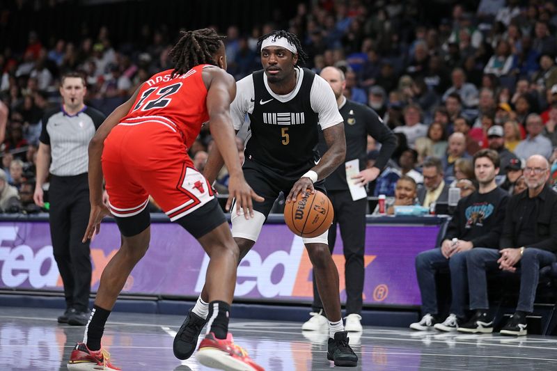 MEMPHIS, TENNESSEE - FEBRUARY 08: Vince Williams Jr. #5 of the Memphis Grizzlies handles the ball against Ayo Dosunmu #12 of the Chicago Bulls during second half at FedExForum on February 08, 2024 in Memphis, Tennessee. NOTE TO USER: User expressly acknowledges and agrees that, by downloading and or using this photograph, User is consenting to the terms and conditions of the Getty Images License Agreement. (Photo by Justin Ford/Getty Images)