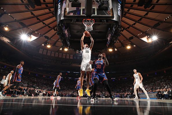 NEW YORK, NY - NOVEMBER 8: Jeremy Sochan #10 of the San Antonio Spurs drives to the basket during the game against the New York Knicks on Novmeber 8, 2023 at Madison Square Garden in New York City, New York.  NOTE TO USER: User expressly acknowledges and agrees that, by downloading and or using this photograph, User is consenting to the terms and conditions of the Getty Images License Agreement. Mandatory Copyright Notice: Copyright 2023 NBAE  (Photo by Nathaniel S. Butler/NBAE via Getty Images)