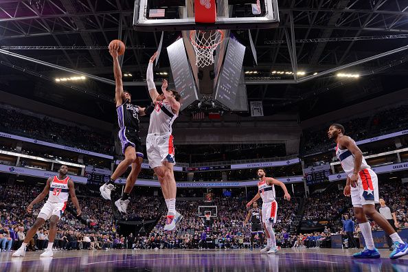 SACRAMENTO, CA - DECEMBER 18: Colby Jones #20 of the Sacramento Kings drives to the basket during the game against the Washington Wizards on December 18, 2023 at Golden 1 Center in Sacramento, California. NOTE TO USER: User expressly acknowledges and agrees that, by downloading and or using this Photograph, user is consenting to the terms and conditions of the Getty Images License Agreement. Mandatory Copyright Notice: Copyright 2023 NBAE (Photo by Rocky Widner/NBAE via Getty Images)