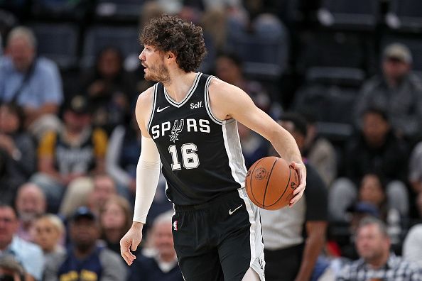 MEMPHIS, TENNESSEE - JANUARY 02: Cedi Osman #16 of the San Antonio Spurs handles the ball during the game against the Memphis Grizzlies at FedExForum on January 02, 2024 in Memphis, Tennessee. NOTE TO USER: User expressly acknowledges and agrees that, by downloading and or using this photograph, User is consenting to the terms and conditions of the Getty Images License Agreement. (Photo by Justin Ford/Getty Images)