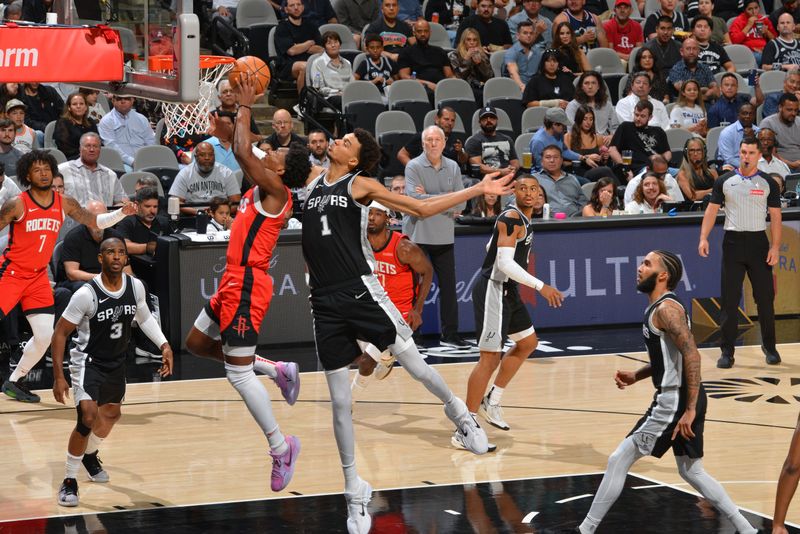 SAN ANTONIO, TX - OCTOBER 28: Amen Thompson #1 of the Houston Rockets drives to the basket during the game against the San Antonio Spurs on October 28, 2024 at the Frost Bank Center in San Antonio, Texas. NOTE TO USER: User expressly acknowledges and agrees that, by downloading and or using this photograph, user is consenting to the terms and conditions of the Getty Images License Agreement. Mandatory Copyright Notice: Copyright 2024 NBAE (Photos by Jesse D. Garrabrant/NBAE via Getty Images)