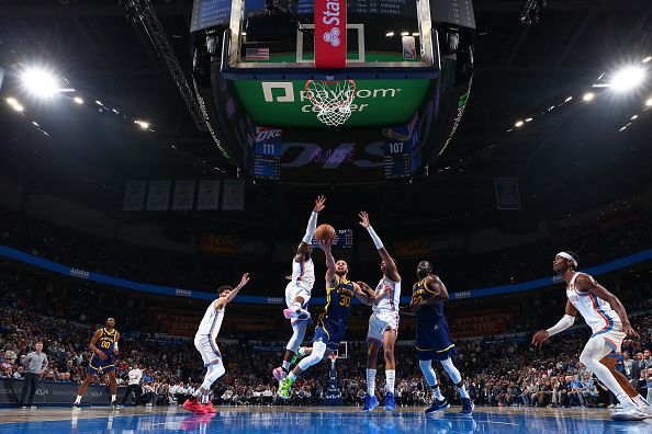 OKLAHOMA CITY, OK - DECEMBER 8: Stephen Curry #30 of the Golden State Warriors drives to the basket during the game against the Oklahoma City Thunder on December 8, 2023 at Paycom Arena in Oklahoma City, Oklahoma. NOTE TO USER: User expressly acknowledges and agrees that, by downloading and or using this photograph, User is consenting to the terms and conditions of the Getty Images License Agreement. Mandatory Copyright Notice: Copyright 2023 NBAE (Photo by Zach Beeker/NBAE via Getty Images)