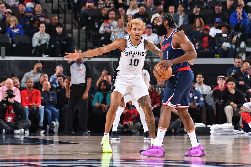 INGLEWOOD, CA - NOVEMBER 4: Jeremy Sochan #10 of the San Antonio Spurs plays defense during the game against the LA Clippers on November 4, 2024 at Intuit Dome in Los Angeles, California. NOTE TO USER: User expressly acknowledges and agrees that, by downloading and/or using this Photograph, user is consenting to the terms and conditions of the Getty Images License Agreement. Mandatory Copyright Notice: Copyright 2024 NBAE (Photo by Juan Ocampo/NBAE via Getty Images)