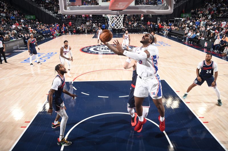 INGLEWOOD, CA - NOVEMBER 6: Andre Drummond #5 of the Philadelphia 76ers drives to the basket during the game against the LA Clippers on November 6, 2024 at Intuit Dome in Los Angeles, California. NOTE TO USER: User expressly acknowledges and agrees that, by downloading and/or using this Photograph, user is consenting to the terms and conditions of the Getty Images License Agreement. Mandatory Copyright Notice: Copyright 2024 NBAE (Photo by Juan Ocampo/NBAE via Getty Images)