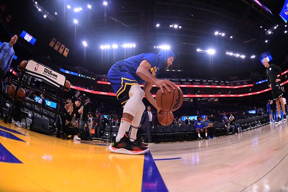 SAN FRANCISCO, CA - OCTOBER 23: Stephen Curry #30 of the Golden State Warriors warms up before the game against the Sacramento Kings on October 23, 2022 at Chase Center in San Francisco, California. NOTE TO USER: User expressly acknowledges and agrees that, by downloading and or using this photograph, user is consenting to the terms and conditions of Getty Images License Agreement. Mandatory Copyright Notice: Copyright 2022 NBAE (Photo by Noah Graham/NBAE via Getty Images)