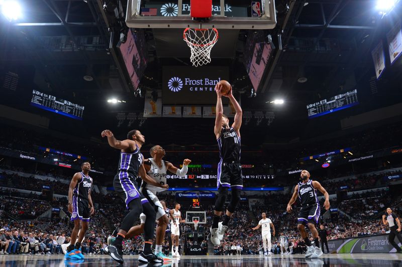 SAN ANTONIO, TX - NOVEMBER 11: Domantas Sabonis #11 of the Sacramento Kings grabs the rebound during the game against the San Antonio Spurs   during a regular season game on November 11, 2024 at the Frost Bank Center in San Antonio, Texas. NOTE TO USER: User expressly acknowledges and agrees that, by downloading and or using this photograph, user is consenting to the terms and conditions of the Getty Images License Agreement. Mandatory Copyright Notice: Copyright 2024 NBAE (Photos by Michael Gonzales/NBAE via Getty Images)