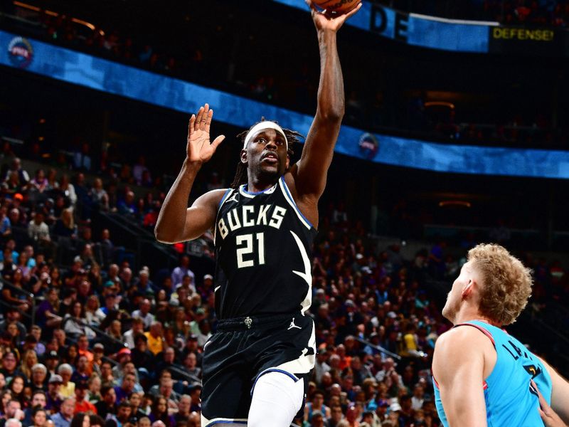 PHOENIX, AZ - MARCH 14: Jrue Holiday #21 of the Milwaukee Bucks drives to the basket and shoots the ball against the Phoenix Suns on March 14, 20223at Footprint Center in Phoenix, Arizona. NOTE TO USER: User expressly acknowledges and agrees that, by downloading and or using this photograph, user is consenting to the terms and conditions of the Getty Images License Agreement. Mandatory Copyright Notice: Copyright 2023 NBAE (Photo by Barry Gossage/NBAE via Getty Images)