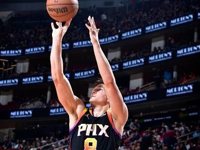 HOUSTON, TX - DECEMBER 27:   Grayson Allen #8 of the Phoenix Suns shoots a three point basket during the game against the Houston Rockets on December 27, 2023 at the Toyota Center in Houston, Texas. NOTE TO USER: User expressly acknowledges and agrees that, by downloading and or using this photograph, User is consenting to the terms and conditions of the Getty Images License Agreement. Mandatory Copyright Notice: Copyright 2023 NBAE (Photo by Logan Riely/NBAE via Getty Images)