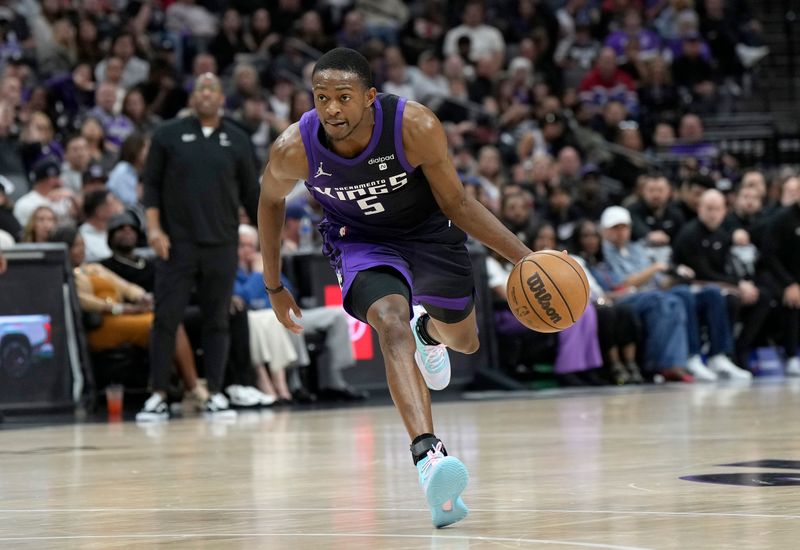 SACRAMENTO, CALIFORNIA - APRIL 12: De'Aaron Fox #5 of the Sacramento Kings dribbles the ball against the Phoenix Suns during the second half of an NBA basketball game at Golden 1 Center on April 12, 2024 in Sacramento, California. NOTE TO USER: User expressly acknowledges and agrees that, by downloading and or using this photograph, User is consenting to the terms and conditions of the Getty Images License Agreement. (Photo by Thearon W. Henderson/Getty Images)