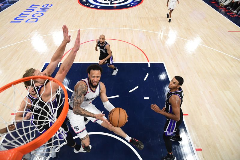 INGLEWOOD, CA - OCTOBER 17: Amir Coffey #7 of the LA Clippers drives to the basket during the game against the Sacramento Kings during a NBA Preseason game on October 17, 2024 at Intuit Dome in Los Angeles, California. NOTE TO USER: User expressly acknowledges and agrees that, by downloading and/or using this Photograph, user is consenting to the terms and conditions of the Getty Images License Agreement. Mandatory Copyright Notice: Copyright 2024 NBAE (Photo by Adam Pantozzi/NBAE via Getty Images)