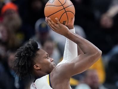 INDIANAPOLIS, INDIANA - DECEMBER 18: Bennedict Mathurin #00 of the Indiana Pacers attempts a shot in the third quarter against the Los Angeles Clippers at Gainbridge Fieldhouse on December 18, 2023 in Indianapolis, Indiana. NOTE TO USER: User expressly acknowledges and agrees that, by downloading and or using this photograph, User is consenting to the terms and conditions of the Getty Images License Agreement. (Photo by Dylan Buell/Getty Images)