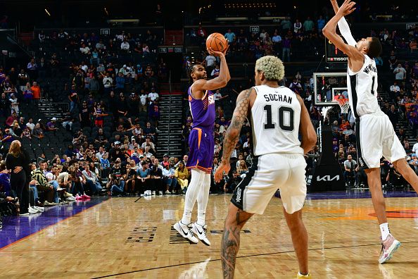 PHOENIX, AZ - NOVEMBER 2: Keita Bates-Diop #21 of the Phoenix Suns shoots the ball during the game against the San Antonio Spurs on November 2, 2023 at Footprint Center in Phoenix, Arizona. NOTE TO USER: User expressly acknowledges and agrees that, by downloading and or using this photograph, user is consenting to the terms and conditions of the Getty Images License Agreement. Mandatory Copyright Notice: Copyright 2023 NBAE (Photo by Kate Frese/NBAE via Getty Images)