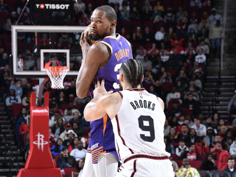 HOUSTON, TX - FEBRUARY 12: Kevin Durant #35 of the Phoenix Suns looks to pass the ball during the game against the Houston Rockets on February 12, 2025 at the Toyota Center in Houston, Texas. NOTE TO USER: User expressly acknowledges and agrees that, by downloading and or using this photograph, User is consenting to the terms and conditions of the Getty Images License Agreement. Mandatory Copyright Notice: Copyright 2025 NBAE (Photo by Logan Riely/NBAE via Getty Images)