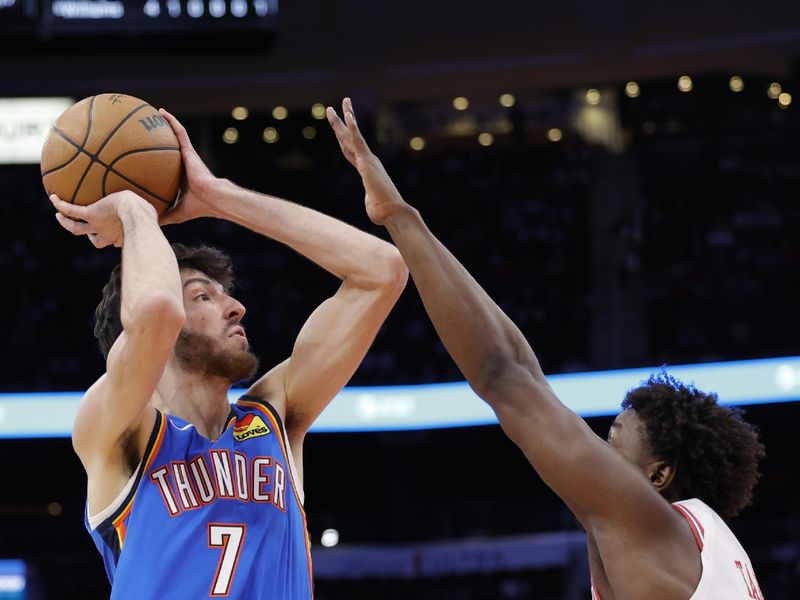 HOUSTON, TEXAS - DECEMBER 06: Chet Holmgren #7 of the Oklahoma City Thunder shoots over Jae'Sean Tate #8 of the Houston Rockets during the first half at Toyota Center on December 06, 2023 in Houston, Texas. (Photo by Carmen Mandato/Getty Images)