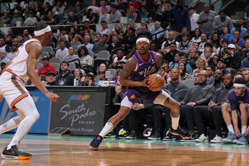 SAN ANTONIO, TX - MARCH 25: Bradley Beal #3 of the Phoenix Suns handles the ball during the game against the San Antonio Spurs on March 25, 2024 at the AT&T Center in San Antonio, Texas. NOTE TO USER: User expressly acknowledges and agrees that, by downloading and or using this photograph, user is consenting to the terms and conditions of the Getty Images License Agreement. Mandatory Copyright Notice: Copyright 2024 NBAE (Photos by Jesse D. Garrabrant/NBAE via Getty Images)