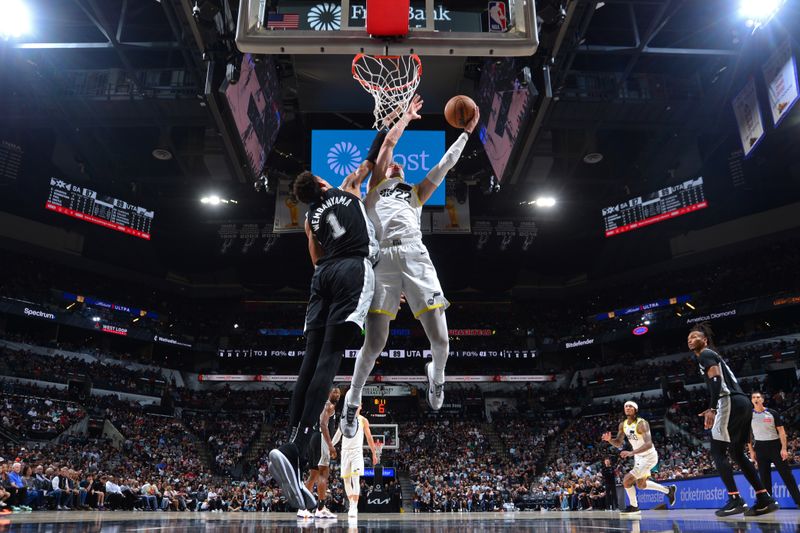 SAN ANTONIO, TX - NOVEMBER 9: Kyle Filipowski #22 of the Utah Jazz drives to the basket during the game against the San Antonio Spurs on November 9, 2024 at the Frost Bank Center in San Antonio, Texas. NOTE TO USER: User expressly acknowledges and agrees that, by downloading and or using this photograph, user is consenting to the terms and conditions of the Getty Images License Agreement. Mandatory Copyright Notice: Copyright 2024 NBAE (Photos by Michael Gonzales/NBAE via Getty Images)