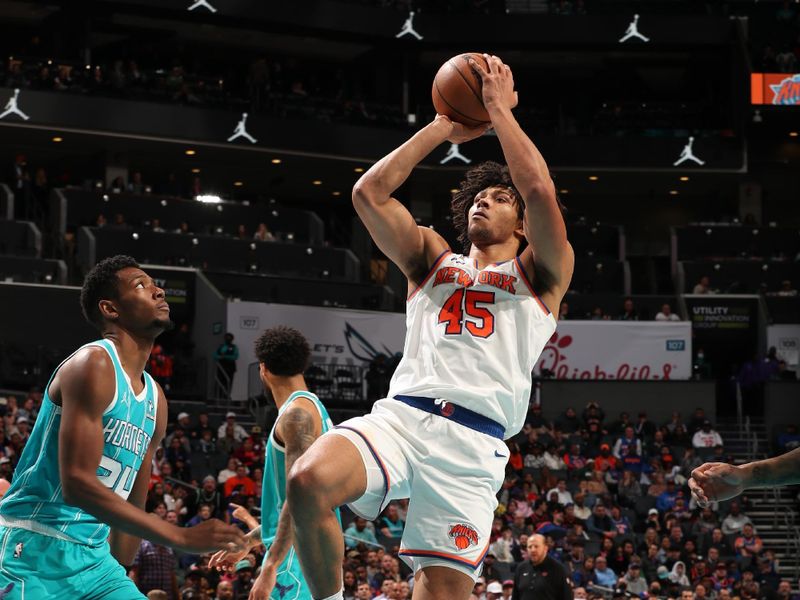 CHARLOTTE, NC - JANUARY 29: Jericho Sims #45 of the New York Knicks shoots the ball during the game against the Charlotte Hornets on January 29, 2024 at Spectrum Center in Charlotte, North Carolina. NOTE TO USER: User expressly acknowledges and agrees that, by downloading and or using this photograph, User is consenting to the terms and conditions of the Getty Images License Agreement. Mandatory Copyright Notice: Copyright 2024 NBAE (Photo by Kent Smith/NBAE via Getty Images)