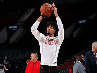 PORTLAND, OR - NOVEMBER 15: Shaedon Sharpe #17 of the Portland Trail Blazers warms up before the game the game against the Cleveland Cavaliers on November 15, 2023 at the Moda Center Arena in Portland, Oregon. NOTE TO USER: User expressly acknowledges and agrees that, by downloading and or using this photograph, user is consenting to the terms and conditions of the Getty Images License Agreement. Mandatory Copyright Notice: Copyright 2023 NBAE (Photo by Cameron Browne/NBAE via Getty Images)