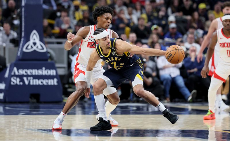 INDIANAPOLIS, INDIANA - FEBRUARY 06: Andrew Nembhard #2 of the Indiana Pacers reaches for a loose ball in the second half against the Houston Rockets at Gainbridge Fieldhouse on February 06, 2024 in Indianapolis, Indiana.    NOTE TO USER: User expressly acknowledges and agrees that, by downloading and or using this photograph, User is consenting to the terms and conditions of the Getty Images License Agreement.  (Photo by Andy Lyons/Getty Images)