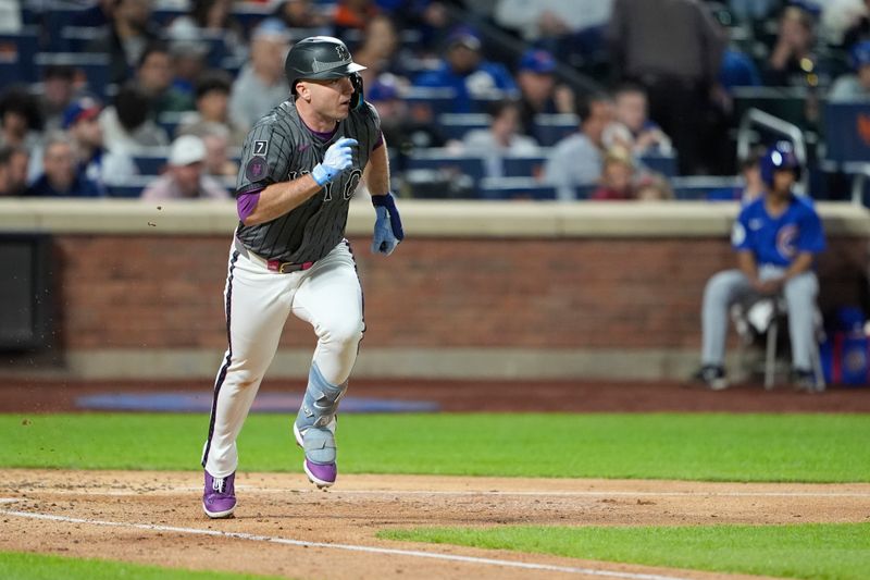 May 10, 2025; New York City, New York, USA; New York Mets first baseman Pete Alonso (20) runs out a single against the Chicago Cubs during the fourth inning at Citi Field. Mandatory Credit: Gregory Fisher-Imagn Images