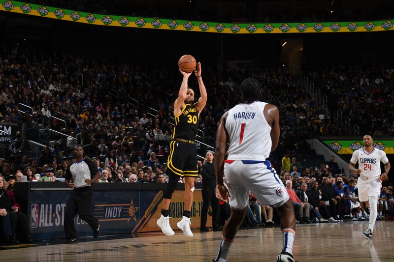 SAN FRANCISCO, CA - FEBRUARY 14: Stephen Curry #30 of the Golden State Warriors shoots a three point basket against the LA Clippers on FEBRUARY 14, 2024 at Chase Center in San Francisco, California. NOTE TO USER: User expressly acknowledges and agrees that, by downloading and or using this photograph, user is consenting to the terms and conditions of Getty Images License Agreement. Mandatory Copyright Notice: Copyright 2024 NBAE (Photo by Noah Graham/NBAE via Getty Images)