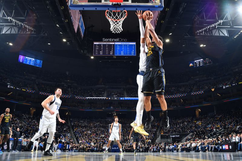 PHOENIX, AZ - NOVEMBER 12: Trayce Jackson-Davis #32 of the Golden State Warriors drives to the basket during the game against the Dallas Mavericks during the Emirates NBA Cup game on November 12, 2024 at Footprint Center in Phoenix, Arizona. NOTE TO USER: User expressly acknowledges and agrees that, by downloading and or using this photograph, user is consenting to the terms and conditions of the Getty Images License Agreement. Mandatory Copyright Notice: Copyright 2024 NBAE (Photo by Barry Gossage/NBAE via Getty Images)