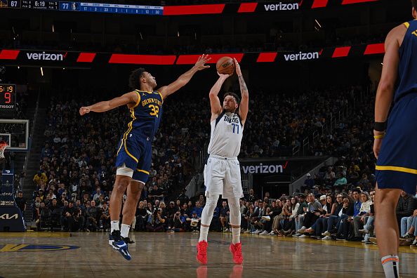 SAN FRANCISCO, CA - DECEMBER 30: Luka Doncic #77 of the Dallas Mavericks shoots a three point basket against the Golden State Warriors on December 30, 2023 at Chase Center in San Francisco, California. NOTE TO USER: User expressly acknowledges and agrees that, by downloading and or using this photograph, user is consenting to the terms and conditions of Getty Images License Agreement. Mandatory Copyright Notice: Copyright 2023 NBAE (Photo by Noah Graham/NBAE via Getty Images)